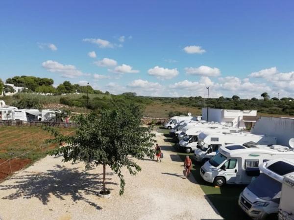 Отель Sosta Camper La Specchia Сан-Пьетро-ин-Беванья Экстерьер фото